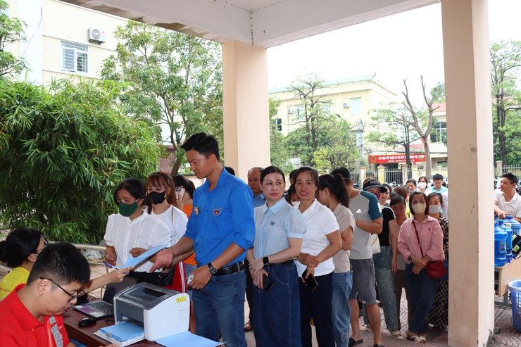 Ngày hội hiến máu tình nguyện thu hút đông đảo tình nguyện viên ở các xã, thị trấn tham gia- Ảnh 1.