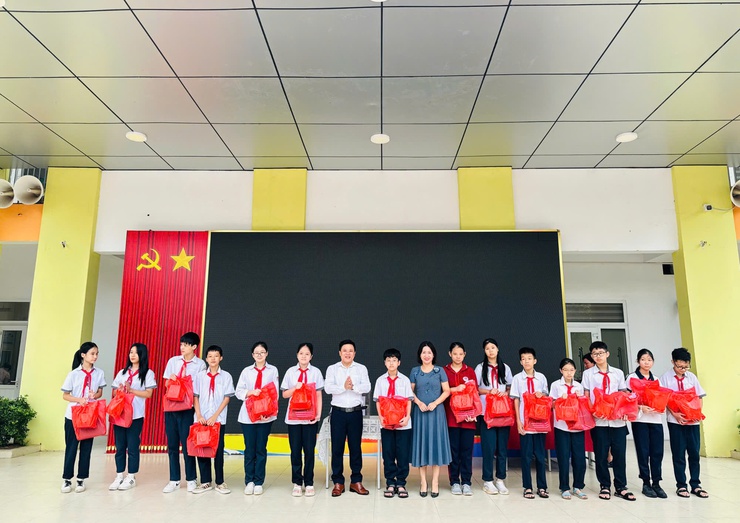 Lan tỏa giá trị tốt đẹp qua tấm gương "Người tốt việc tốt" của cô giáo Trương Thị Mai Hương - Hiệu trưởng trường THCS Vĩnh Hưng- Ảnh 3.
