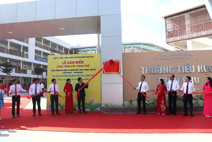 Quận Hoàng Mai tổ chức Lễ gắn biển công trình cấp thành phố chào mừng 70 năm Ngày Giải phóng Thủ đô (10/10/1954 - 10/10/2024) đối với dự án xây dựng Trường Tiểu học Trần Phú và dự án xây dựng Trường Mầm nonTrần Phú.- Ảnh 2.