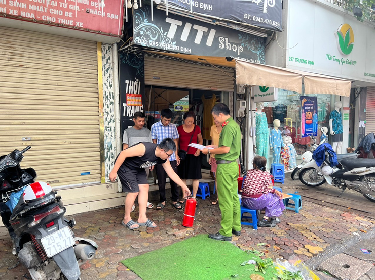 CÔNG AN PHƯỜNG TƯƠNG MAI
TIẾP TỤC THỰC HIỆN MỌI BIỆN PHÁP NHẰM TUYÊN TRUYỀN PHÒNG CHÁY CHỮA CHÁY TRONG NHÂN DÂN- Ảnh 2.