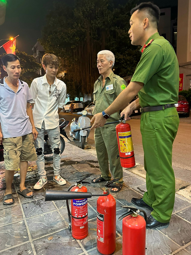 CÔNG AN PHƯỜNG TƯƠNG MAI
TIẾP TỤC THỰC HIỆN MỌI BIỆN PHÁP NHẰM TUYÊN TRUYỀN PHÒNG CHÁY CHỮA CHÁY TRONG NHÂN DÂN- Ảnh 4.