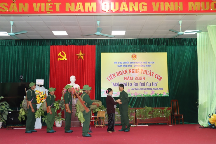 LIÊN HOAN NGHỆ THUẬT CỰU CHIẾN BINH NĂM 2024 “MÃI MÃI LÀ BỘ ĐỘI CỤ HỒ” CỤM HỒNG MINH VÀ TÂN DÂN- Ảnh 4.