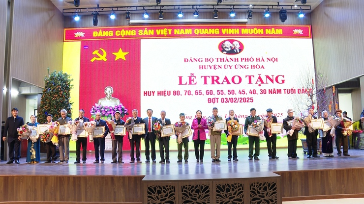 ỨNG HOÀ: 237 ĐẢNG VIÊN ĐƯỢC TRAO HUY HIỆU ĐẢNG ĐỢT 03/02/2025.- Ảnh 5.