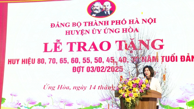 ỨNG HOÀ: 237 ĐẢNG VIÊN ĐƯỢC TRAO HUY HIỆU ĐẢNG ĐỢT 03/02/2025.- Ảnh 2.
