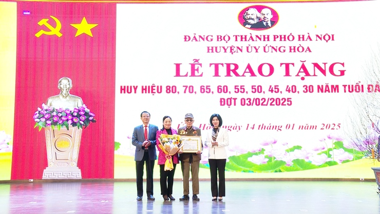 ỨNG HOÀ: 237 ĐẢNG VIÊN ĐƯỢC TRAO HUY HIỆU ĐẢNG ĐỢT 03/02/2025.- Ảnh 1.