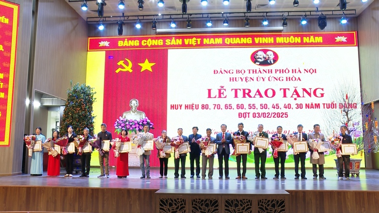 ỨNG HOÀ: 237 ĐẢNG VIÊN ĐƯỢC TRAO HUY HIỆU ĐẢNG ĐỢT 03/02/2025.- Ảnh 6.