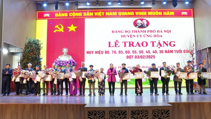 ỨNG HOÀ: 237 ĐẢNG VIÊN ĐƯỢC TRAO HUY HIỆU ĐẢNG ĐỢT 03/02/2025.- Ảnh 4.