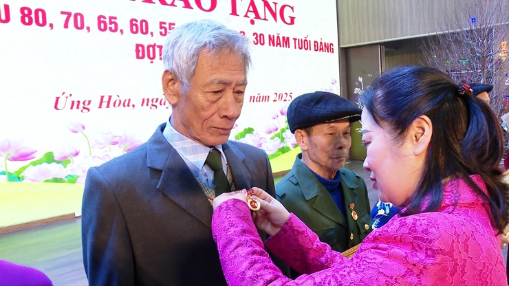 ỨNG HOÀ: 237 ĐẢNG VIÊN ĐƯỢC TRAO HUY HIỆU ĐẢNG ĐỢT 03/02/2025.- Ảnh 3.