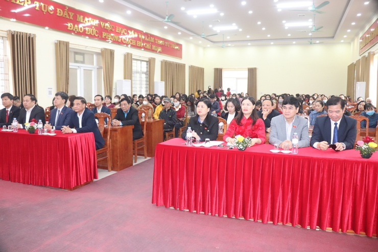 650 suất quà tết được trao tới các đối tượng chính sách, đoàn viên công đoàn, người dân có hoàn cảnh khó khăn trên địa bàn huyện- Ảnh 2.