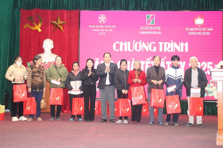 650 suất quà tết được trao tới các đối tượng chính sách, đoàn viên công đoàn, người dân có hoàn cảnh khó khăn trên địa bàn huyện- Ảnh 3.