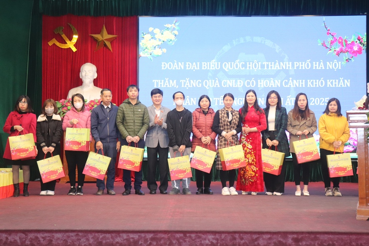 650 suất quà tết được trao tới các đối tượng chính sách, đoàn viên công đoàn, người dân có hoàn cảnh khó khăn trên địa bàn huyện- Ảnh 7.