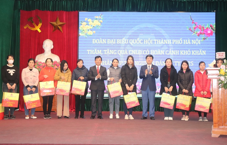 650 suất quà tết được trao tới các đối tượng chính sách, đoàn viên công đoàn, người dân có hoàn cảnh khó khăn trên địa bàn huyện- Ảnh 6.
