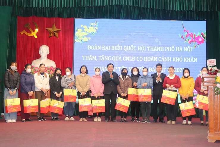 650 suất quà tết được trao tới các đối tượng chính sách, đoàn viên công đoàn, người dân có hoàn cảnh khó khăn trên địa bàn huyện- Ảnh 8.