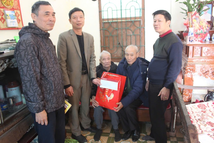 Thăm, tặng quà cho Hội nạn nhân chất độc màu da cam nhân dịp Tết Nguyên đán Ất Tỵ- Ảnh 2.