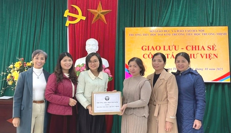 Các trường Tiểu học Liên Bạt, Trường Thịnh (huyện Ứng Hòa) và Tiểu học Đại Kim (quận Hoàng Mai) giao lưu; Tặng quà Tết cho học sinh có hoàn cảnh khó khăn- Ảnh 1.