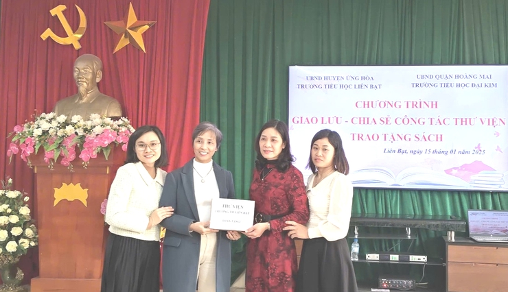 C:\Users\Admin\Desktop\HUYỆN ỦY - UBND HUYỆN\MỚI\TH Liên Bạt 3- Đại diện Ban Giám hiệu Trường Tiểu học Đại Kim trao tặng sách cho thư viện trường Tiểu học Liên Bạt.jpg