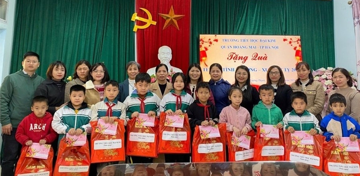 C:\Users\Admin\Desktop\HUYỆN ỦY - UBND HUYỆN\MỚI\TH Liên Bạt- Ban Giám hiệu Trường Tiểu học Đại Kim trao tặng quà Tết  cho học sinh có hoàn cảnh khó khăn..jpg