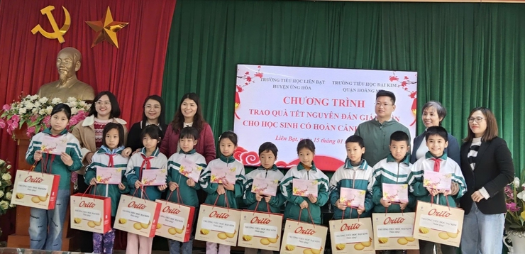 C:\Users\Admin\Desktop\HUYỆN ỦY - UBND HUYỆN\MỚI\TH Liên Bạt- Các em học sinh Trường Tiểu học Liên Bạt nhận quà Tết..jpg