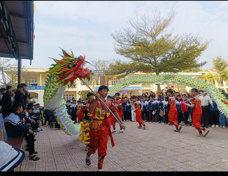 LIÊN ĐỘI TRƯỜNG TRUNG HỌC CƠ SỞ SÀI SƠN VỚI CHƯƠNG TRÌNH NGÀY HỘI "VÒNG TAY NHÂN ÁI ”- Ảnh 1.