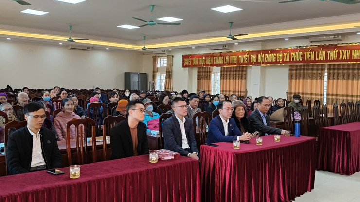 Tặng quà các hộ cận nghèo, họ có hoàn cảnh khó khăn nhân dịp Tết Nguyên đán Ất Tỵ 2025.- Ảnh 1.