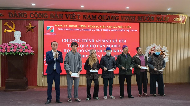 Tặng quà các hộ cận nghèo, họ có hoàn cảnh khó khăn nhân dịp Tết Nguyên đán Ất Tỵ 2025.- Ảnh 2.