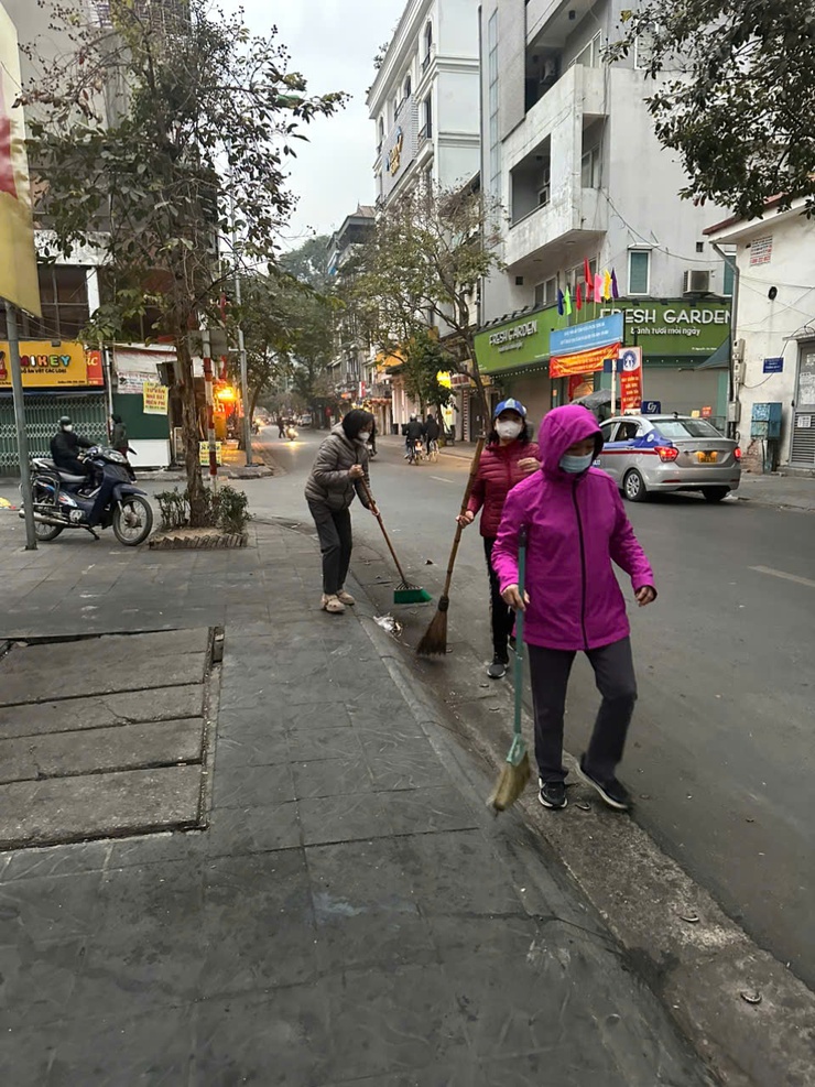 UBND phường Tương Mai tổ chức Lễ ra quân cao điểm về TTATGT, TTĐT, VSMT nhân dịp Tết Nguyên đán Ất Tỵ và phát động phong trào thi đua “Sáng - xanh - sạch - đẹp” trên địa bàn phường.- Ảnh 2.