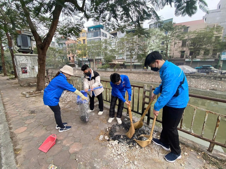UBND phường Tương Mai tổ chức Lễ ra quân cao điểm về TTATGT, TTĐT, VSMT nhân dịp Tết Nguyên đán Ất Tỵ và phát động phong trào thi đua “Sáng - xanh - sạch - đẹp” trên địa bàn phường.- Ảnh 6.