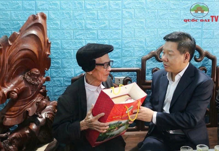 TẶNG QUÀ TẾT ẤT TỴ NĂM 2025 TRÊN ĐỊA BÀN XÃ SÀI SƠN- Ảnh 1.