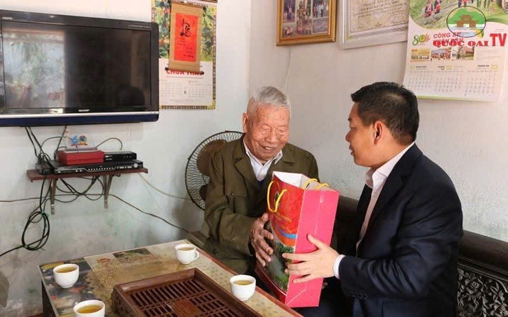 TẶNG QUÀ TẾT ẤT TỴ NĂM 2025 TRÊN ĐỊA BÀN XÃ SÀI SƠN- Ảnh 3.