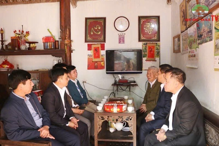 TẶNG QUÀ TẾT ẤT TỴ NĂM 2025 TRÊN ĐỊA BÀN XÃ SÀI SƠN- Ảnh 4.