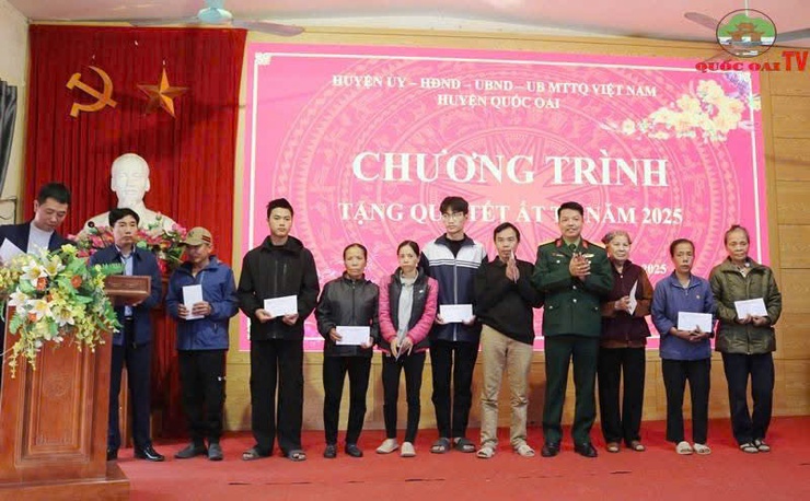 TẶNG QUÀ TẾT ẤT TỴ NĂM 2025 TRÊN ĐỊA BÀN XÃ SÀI SƠN- Ảnh 8.