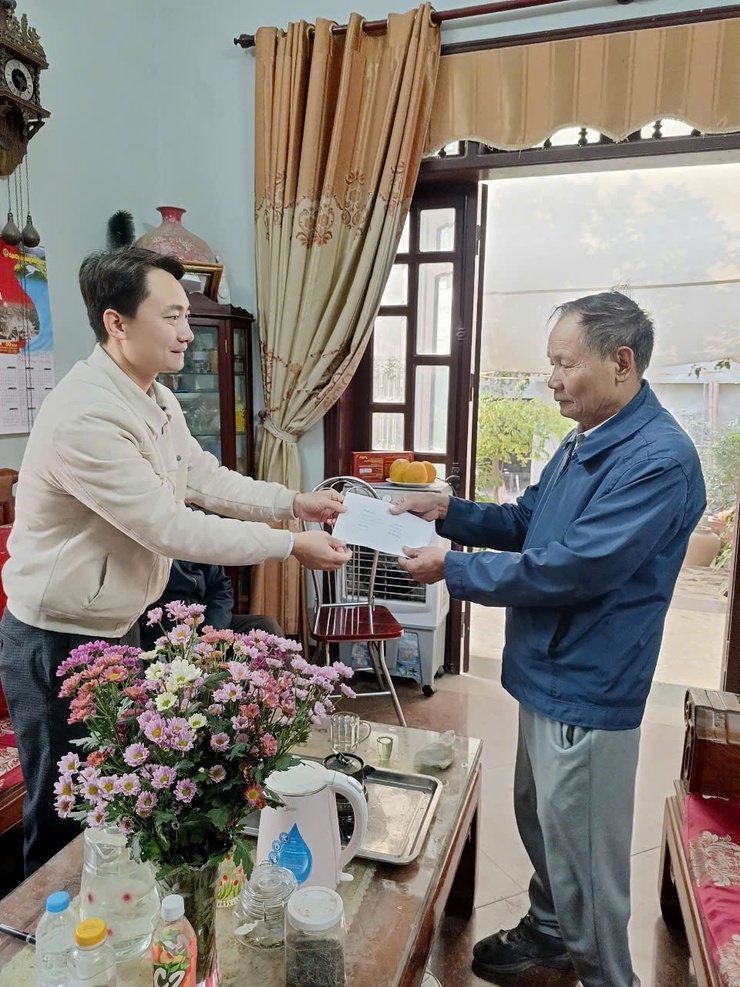 ĐẢNG ỦY – UBND – UBMTTQ XÃ THĂM, TẶNG QUÀ CÁC GIA ĐÌNH CHÍNH SÁCH, NGƯỜI CÓ CÔNG, THÂN NHÂN LIỆT SỸ….. TRÊN ĐỊA BÀN XÃ YÊN SỞ XUÂN ẤT TỴ 2025- Ảnh 7.