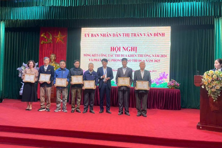 THỊ TRẤN VÂN ĐÌNH KHEN THƯỞNG TRÊN 40 TẬP THỂ, CÁ NHÂN TRONG PHONG TRÀO THI ĐUA YÊU NƯỚC NĂM 2024- Ảnh 1.
