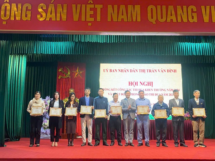 THỊ TRẤN VÂN ĐÌNH KHEN THƯỞNG TRÊN 40 TẬP THỂ, CÁ NHÂN TRONG PHONG TRÀO THI ĐUA YÊU NƯỚC NĂM 2024- Ảnh 3.