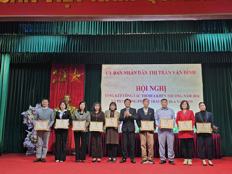 THỊ TRẤN VÂN ĐÌNH KHEN THƯỞNG TRÊN 40 TẬP THỂ, CÁ NHÂN TRONG PHONG TRÀO THI ĐUA YÊU NƯỚC NĂM 2024- Ảnh 4.