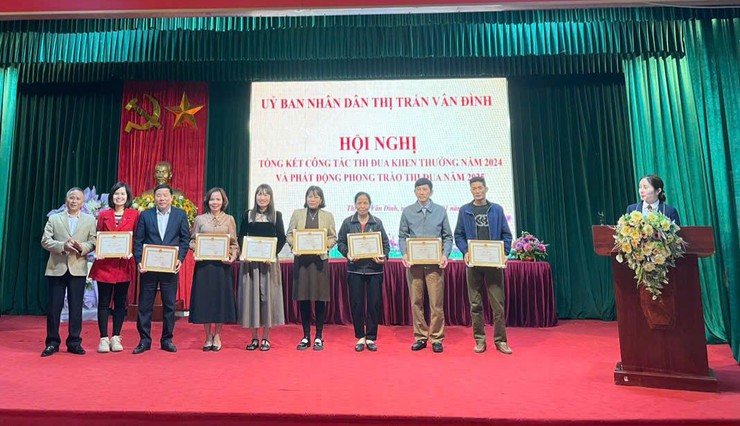 THỊ TRẤN VÂN ĐÌNH KHEN THƯỞNG TRÊN 40 TẬP THỂ, CÁ NHÂN TRONG PHONG TRÀO THI ĐUA YÊU NƯỚC NĂM 2024- Ảnh 2.