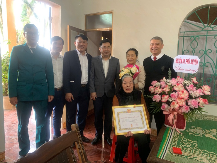 199 đảng viên trong huyện được trao tặng Huy hiệu Đảng đợt 3/2/2025- Ảnh 1.