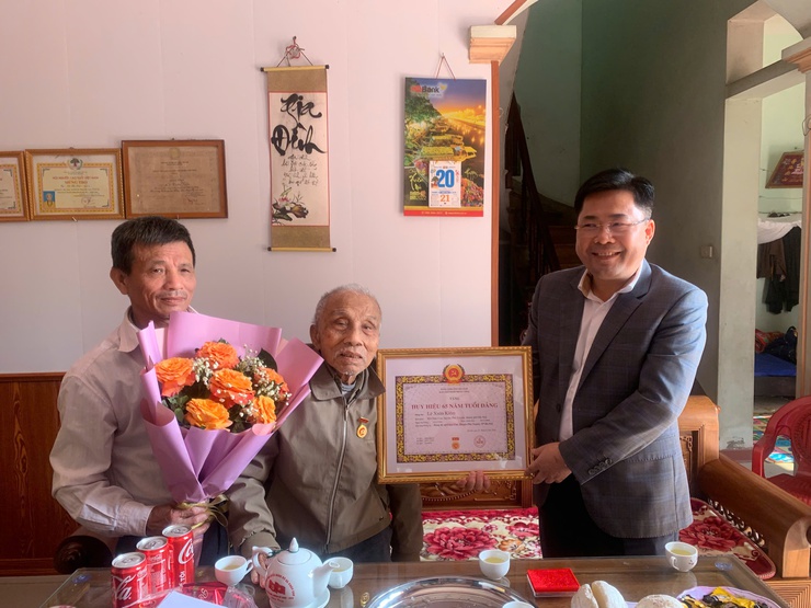 199 đảng viên trong huyện được trao tặng Huy hiệu Đảng đợt 3/2/2025- Ảnh 2.