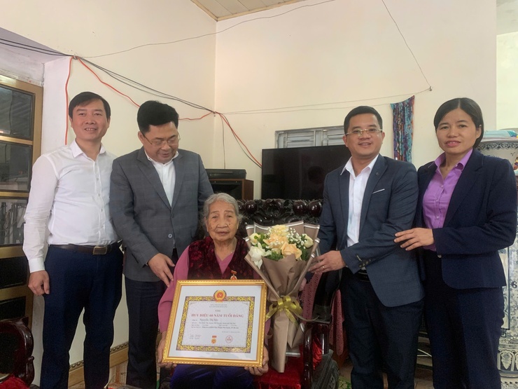 199 đảng viên trong huyện được trao tặng Huy hiệu Đảng đợt 3/2/2025- Ảnh 3.