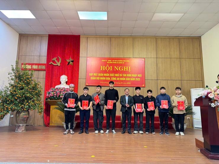 Hội đồng nghĩa vụ quân sự phường Vĩnh Hưng tổ chức gặp mặt quân nhân xuất ngũ và Tân binh nhập ngũ Nghĩa vụ quân sự, nghĩa vụ Công an năm 2025- Ảnh 2.