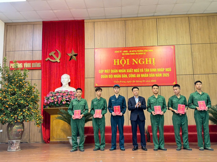 Hội đồng nghĩa vụ quân sự phường Vĩnh Hưng tổ chức gặp mặt quân nhân xuất ngũ và Tân binh nhập ngũ Nghĩa vụ quân sự, nghĩa vụ Công an năm 2025- Ảnh 3.