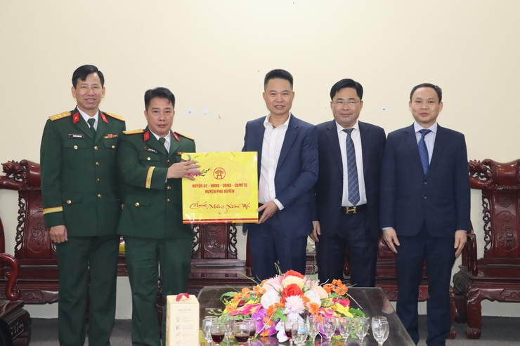 Các đồng chí lãnh đạo huyện thăm, chúc Tết một số đơn vị làm nhiệm vụ đêm giao thừa dịp Tết Nguyên đán Ất Tỵ 2025- Ảnh 2.