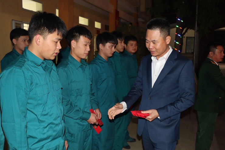 Các đồng chí lãnh đạo huyện thăm, chúc Tết một số đơn vị làm nhiệm vụ đêm giao thừa dịp Tết Nguyên đán Ất Tỵ 2025- Ảnh 3.
