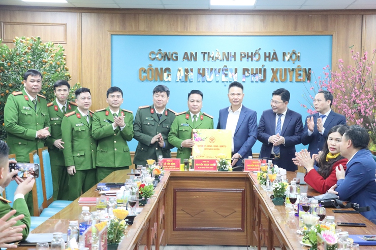 Các đồng chí lãnh đạo huyện thăm, chúc Tết một số đơn vị làm nhiệm vụ đêm giao thừa dịp Tết Nguyên đán Ất Tỵ 2025- Ảnh 1.