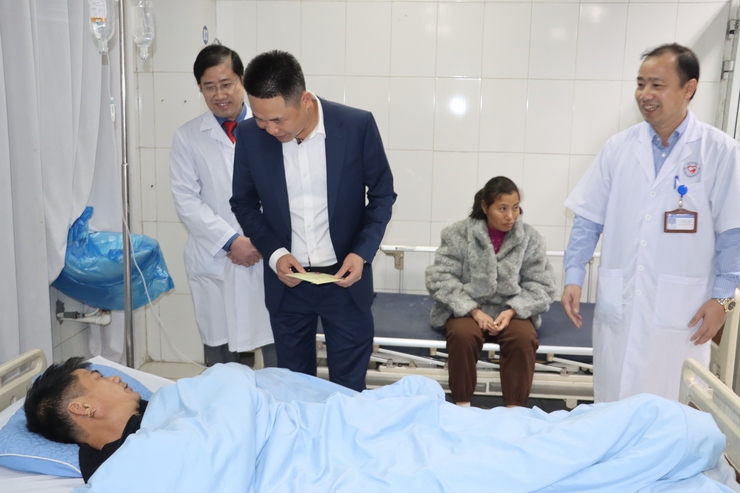 Các đồng chí lãnh đạo huyện thăm, chúc Tết một số đơn vị làm nhiệm vụ đêm giao thừa dịp Tết Nguyên đán Ất Tỵ 2025- Ảnh 4.