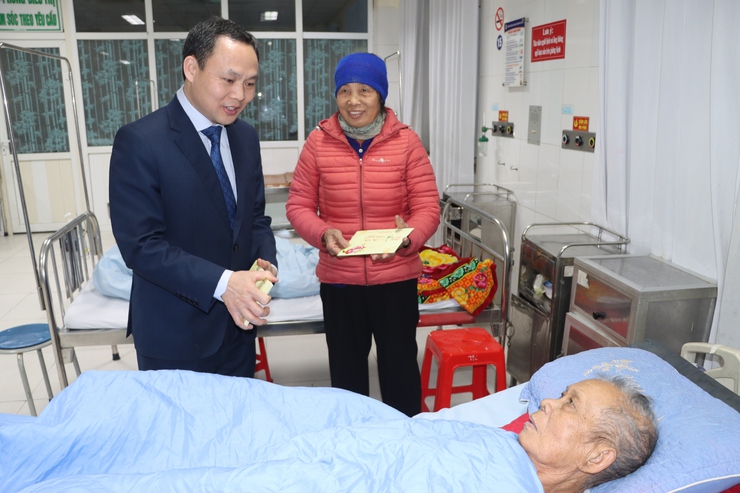 Các đồng chí lãnh đạo huyện thăm, chúc Tết một số đơn vị làm nhiệm vụ đêm giao thừa dịp Tết Nguyên đán Ất Tỵ 2025- Ảnh 5.