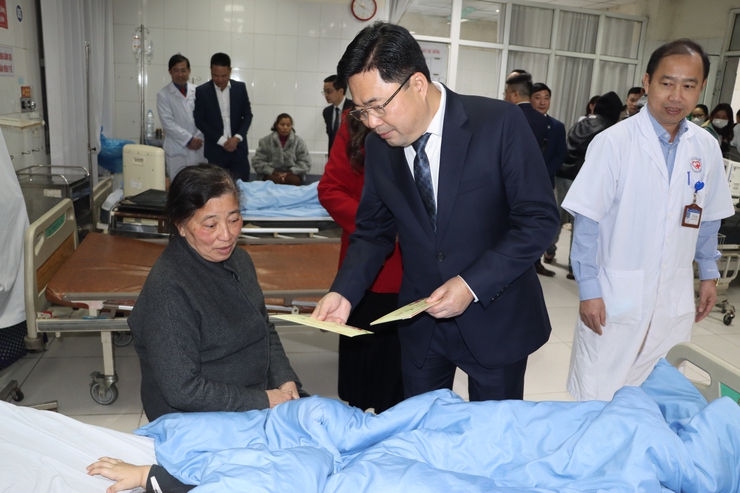Các đồng chí lãnh đạo huyện thăm, chúc Tết một số đơn vị làm nhiệm vụ đêm giao thừa dịp Tết Nguyên đán Ất Tỵ 2025- Ảnh 6.