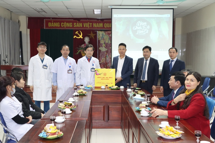 Các đồng chí lãnh đạo huyện thăm, chúc Tết một số đơn vị làm nhiệm vụ đêm giao thừa dịp Tết Nguyên đán Ất Tỵ 2025- Ảnh 7.