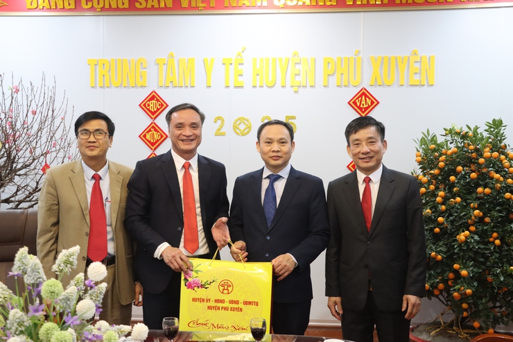 Các đồng chí lãnh đạo huyện thăm, chúc Tết một số đơn vị làm nhiệm vụ đêm giao thừa dịp Tết Nguyên đán Ất Tỵ 2025- Ảnh 8.