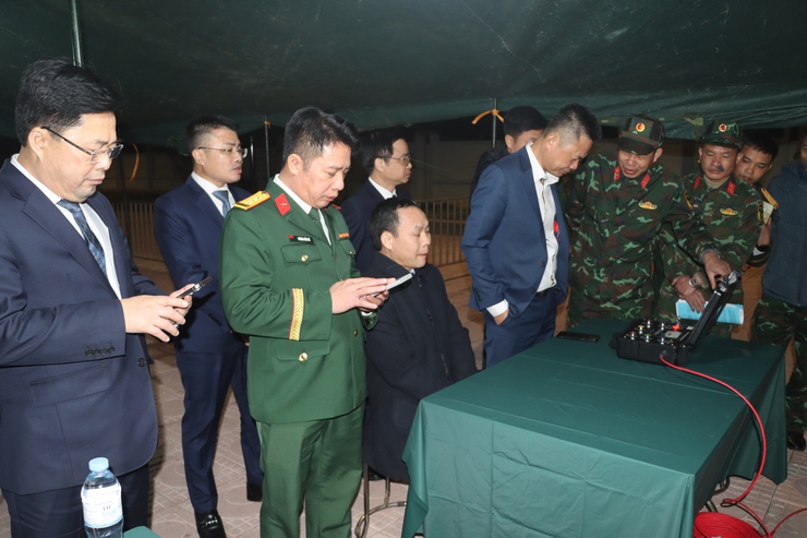 Các đồng chí lãnh đạo huyện thăm, chúc Tết một số đơn vị làm nhiệm vụ đêm giao thừa dịp Tết Nguyên đán Ất Tỵ 2025- Ảnh 9.